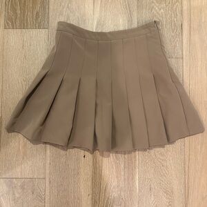 English Factory pleated squart. Size M